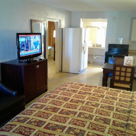 Express Inn & Suites - 5 Miles From St Petersburg Clearwater Airport Экстерьер фото