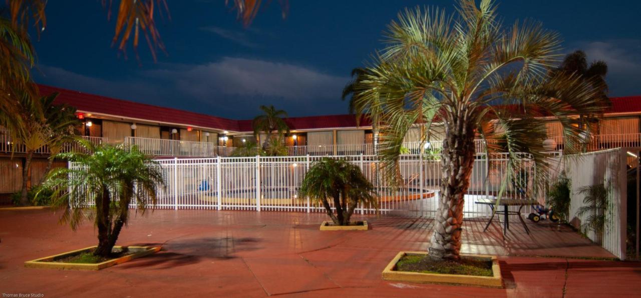 Express Inn & Suites - 5 Miles From St Petersburg Clearwater Airport Экстерьер фото
