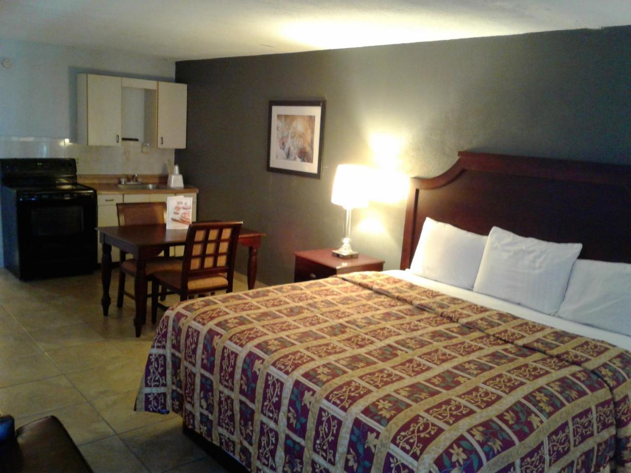 Express Inn & Suites - 5 Miles From St Petersburg Clearwater Airport Экстерьер фото