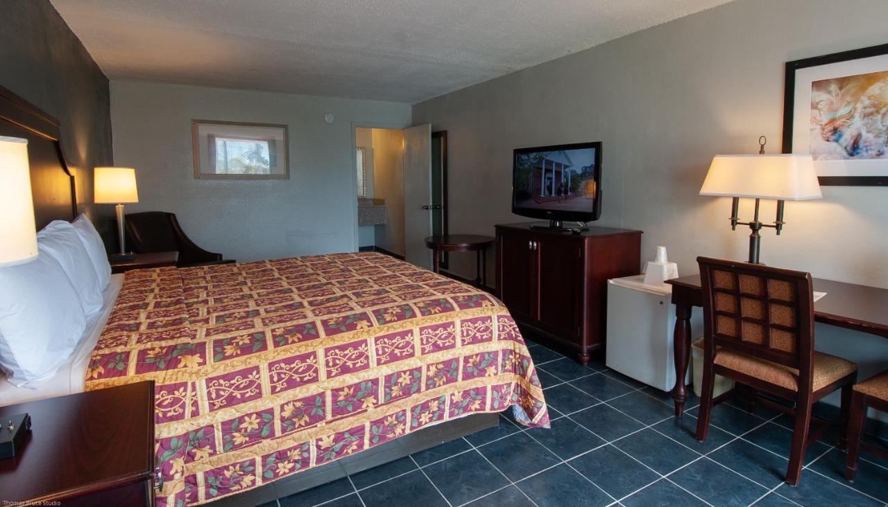 Express Inn & Suites - 5 Miles From St Petersburg Clearwater Airport Экстерьер фото