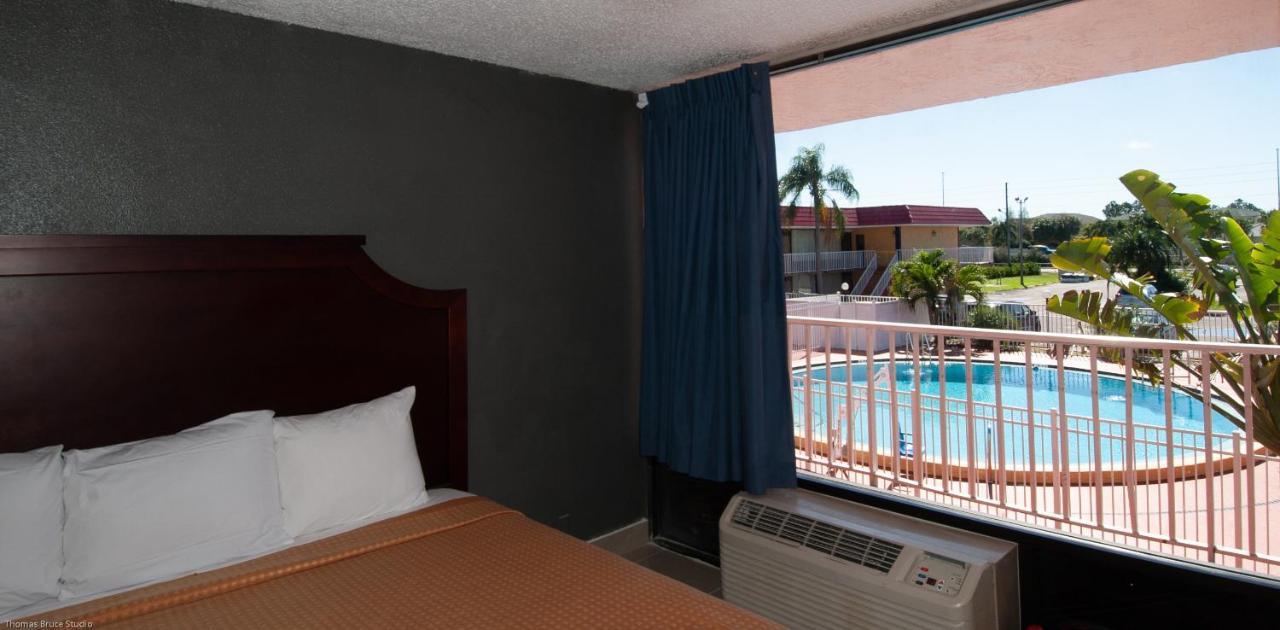 Express Inn & Suites - 5 Miles From St Petersburg Clearwater Airport Экстерьер фото