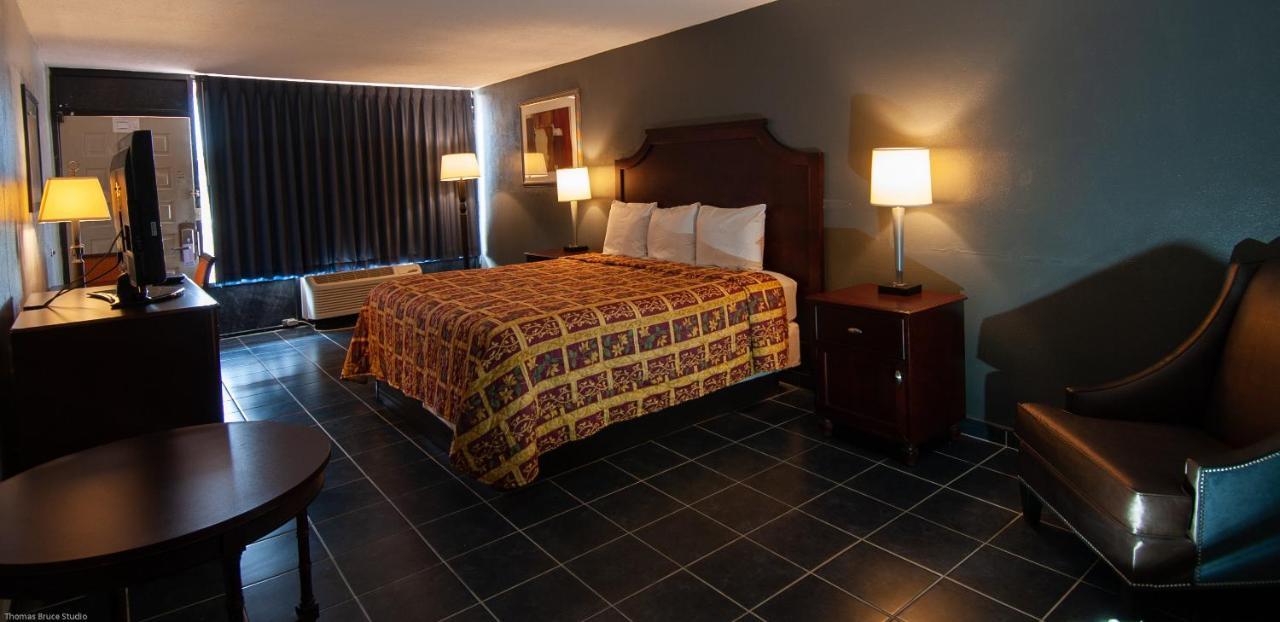 Express Inn & Suites - 5 Miles From St Petersburg Clearwater Airport Экстерьер фото