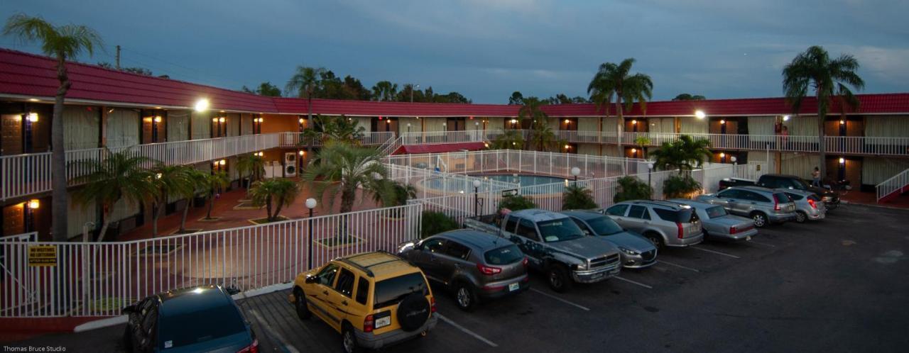 Express Inn & Suites - 5 Miles From St Petersburg Clearwater Airport Экстерьер фото