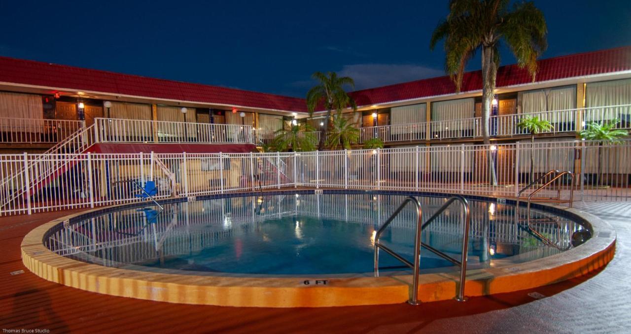 Express Inn & Suites - 5 Miles From St Petersburg Clearwater Airport Экстерьер фото