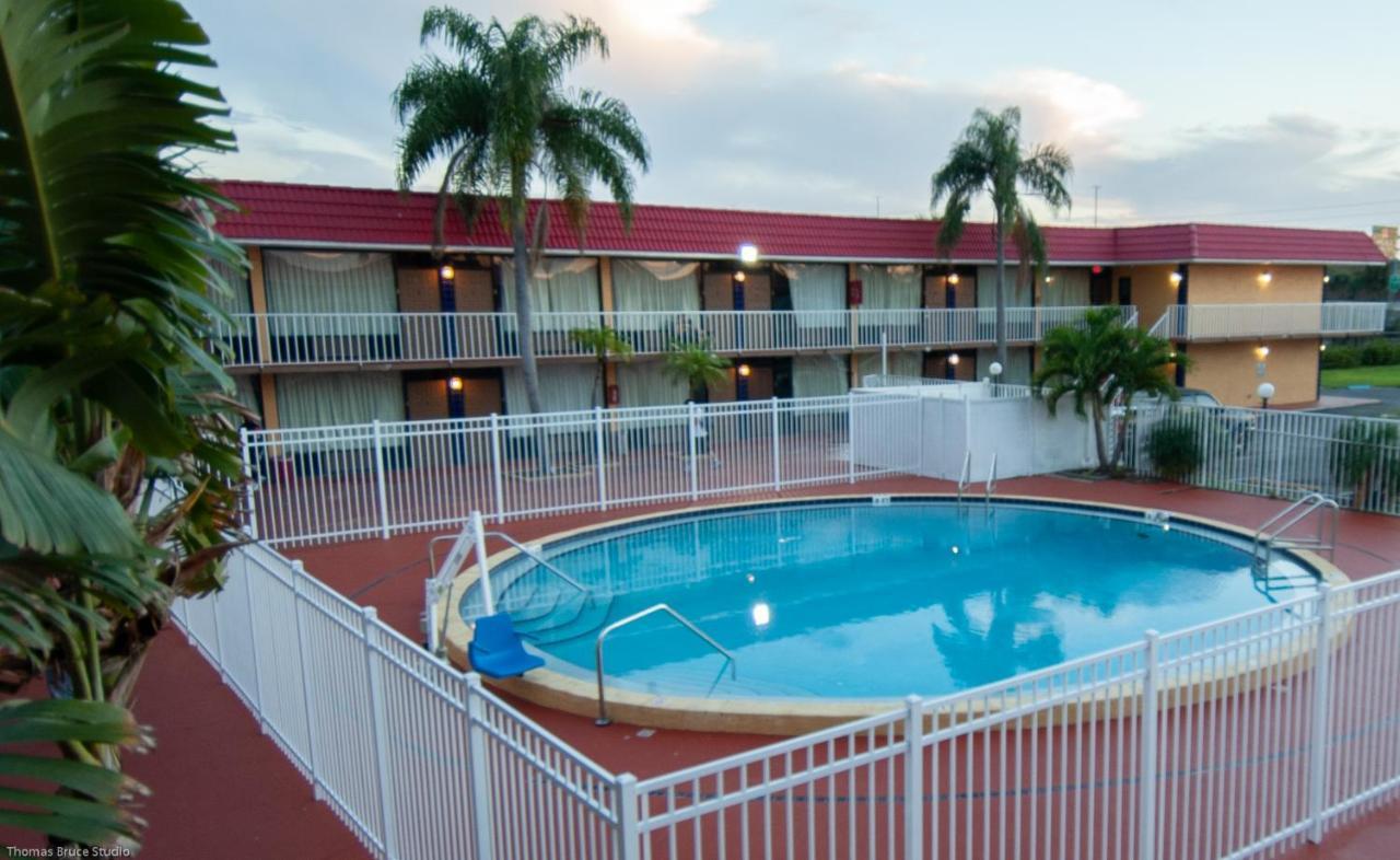 Express Inn & Suites - 5 Miles From St Petersburg Clearwater Airport Экстерьер фото